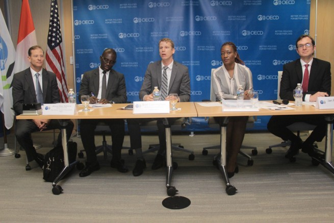 De g. &agrave; d.: David Weld, MCC, Alban Ahour&eacute;, CNPC-MCC, Brad cunnigham, MCC, Aida A. N'diaye, CNPC-MCC et Jan Rielaender, OCDE
